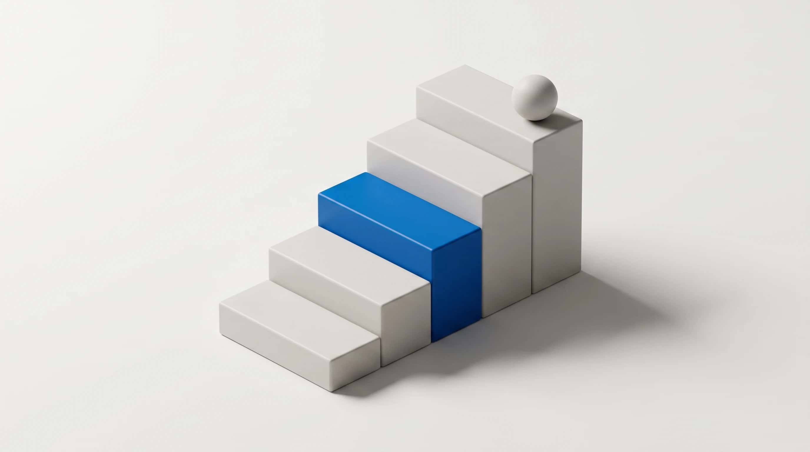 Trap van vijf matte treden met één blauwe trede en een bolletje op de bovenste, op een lichte ondergrond