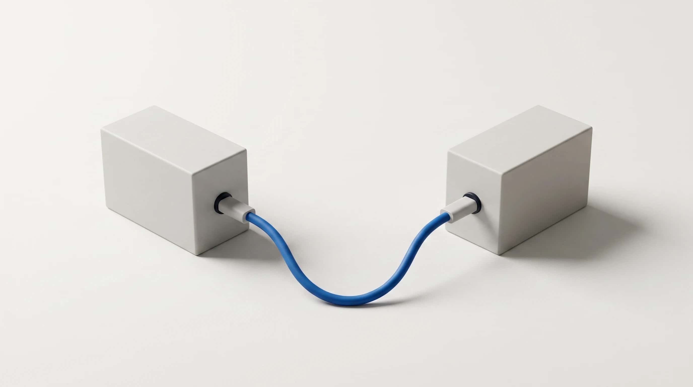 Twee matte blokken verbonden door één blauwe kabel met een stekker aan weerszijden, op een lichte ondergrond