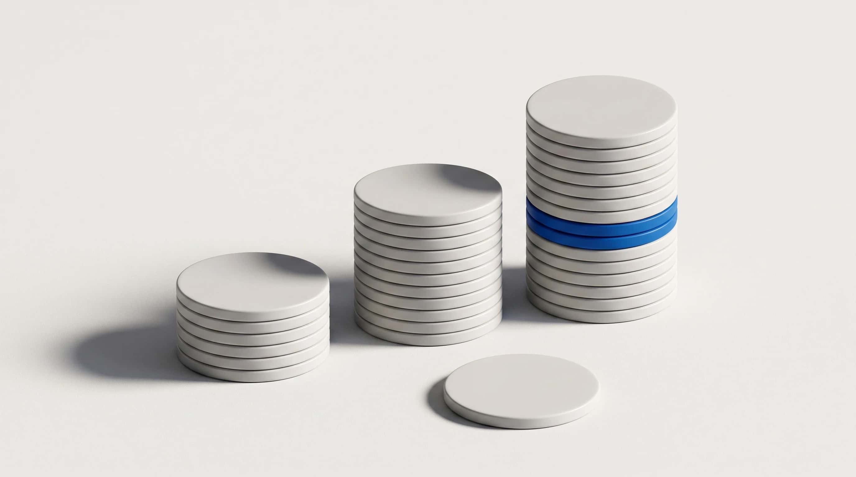 Drie stapels matte schijfjes in oplopende hoogte, één blauw schijfje in de hoogste stapel