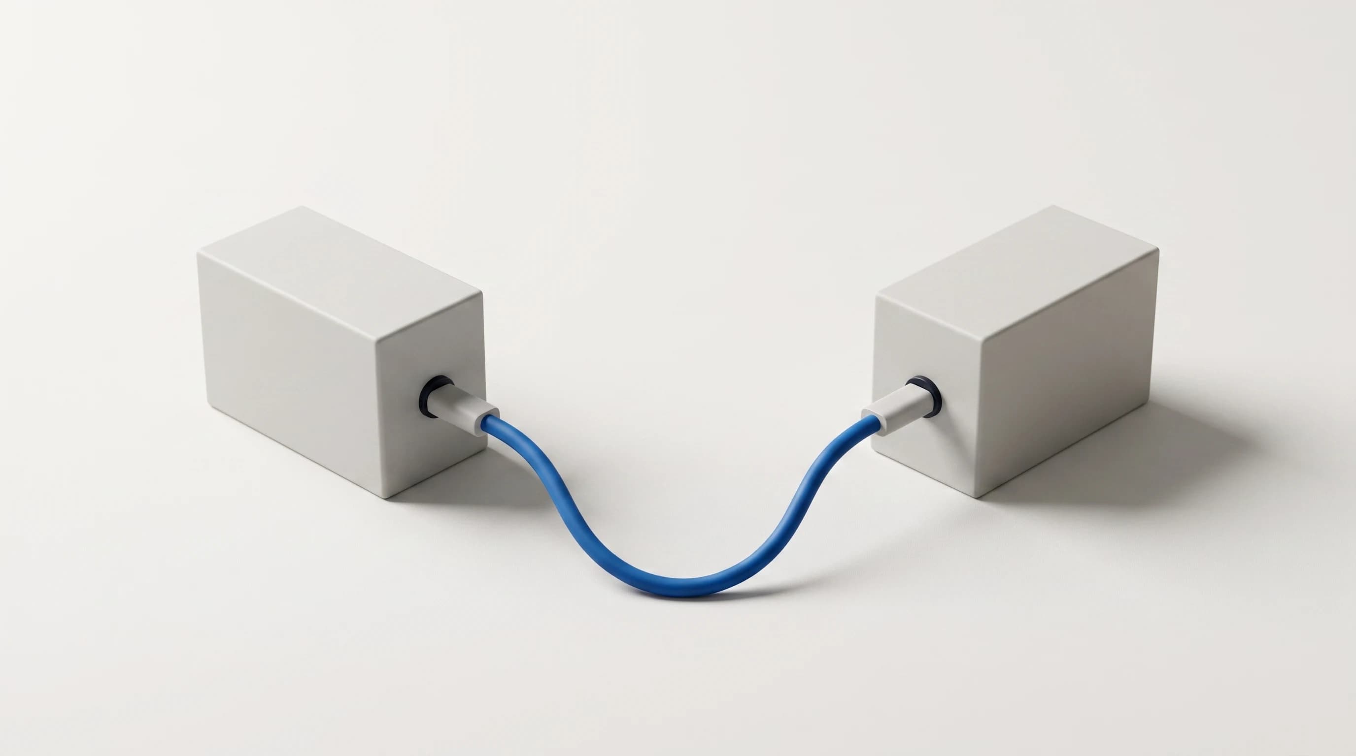 Twee matte blokken verbonden door één blauwe kabel met een stekker aan weerszijden, op een lichte ondergrond