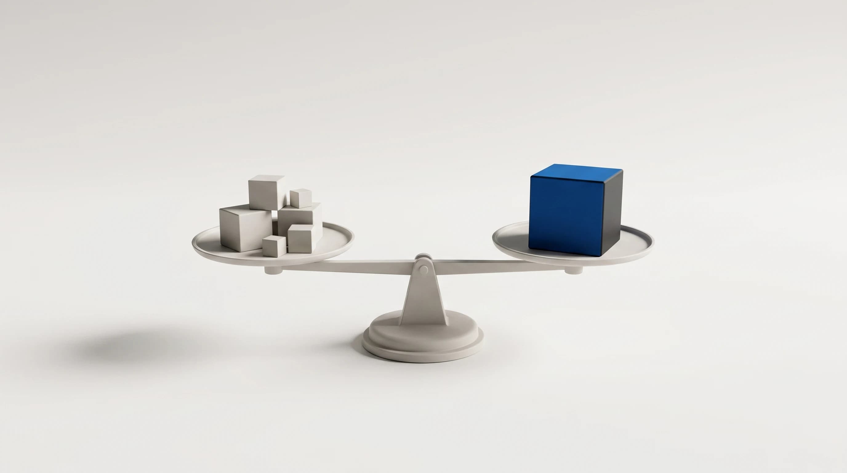 Balansweegschaal met een stapel kleine blokjes aan de ene kant en één groot blauw blok aan de andere