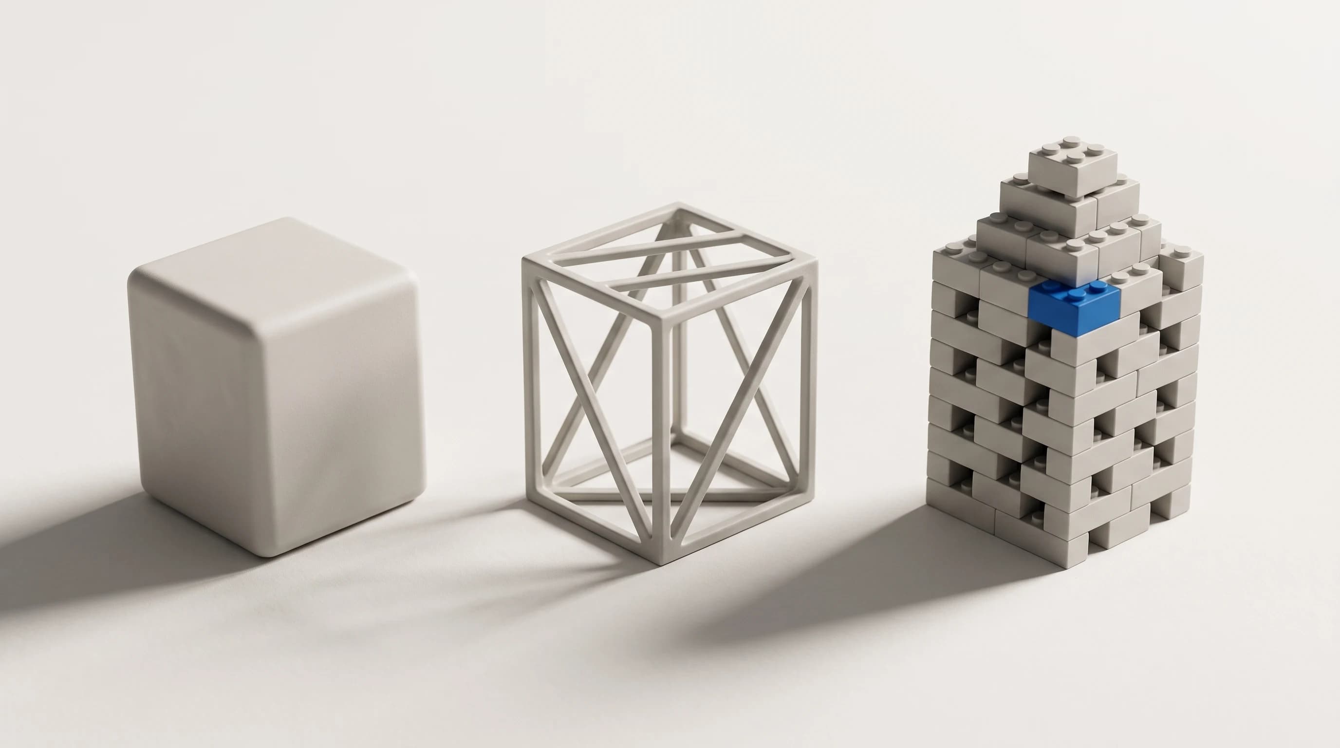 Drie bouwsels op een rij: een massief blok, een open frame en een toren van kleine stenen met één blauwe steen