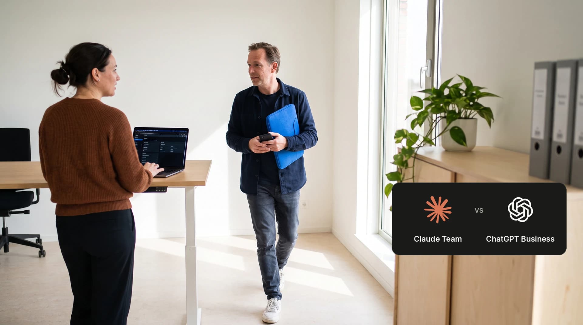 IT-beheerder aan een sta-bureau en een collega met nieuwe laptop; rechtsonder een vergelijkingskaart met de logo’s van Claude Team en ChatGPT Business