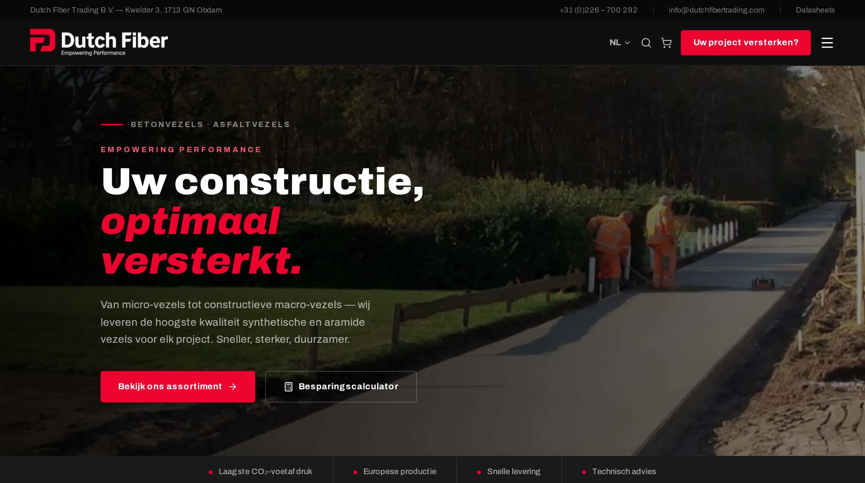 Screenshot van de homepage van Dutch Fiber Trading: hero over versterkte constructies, met taalkeuze, winkelwagen en een knop naar de besparingscalculator