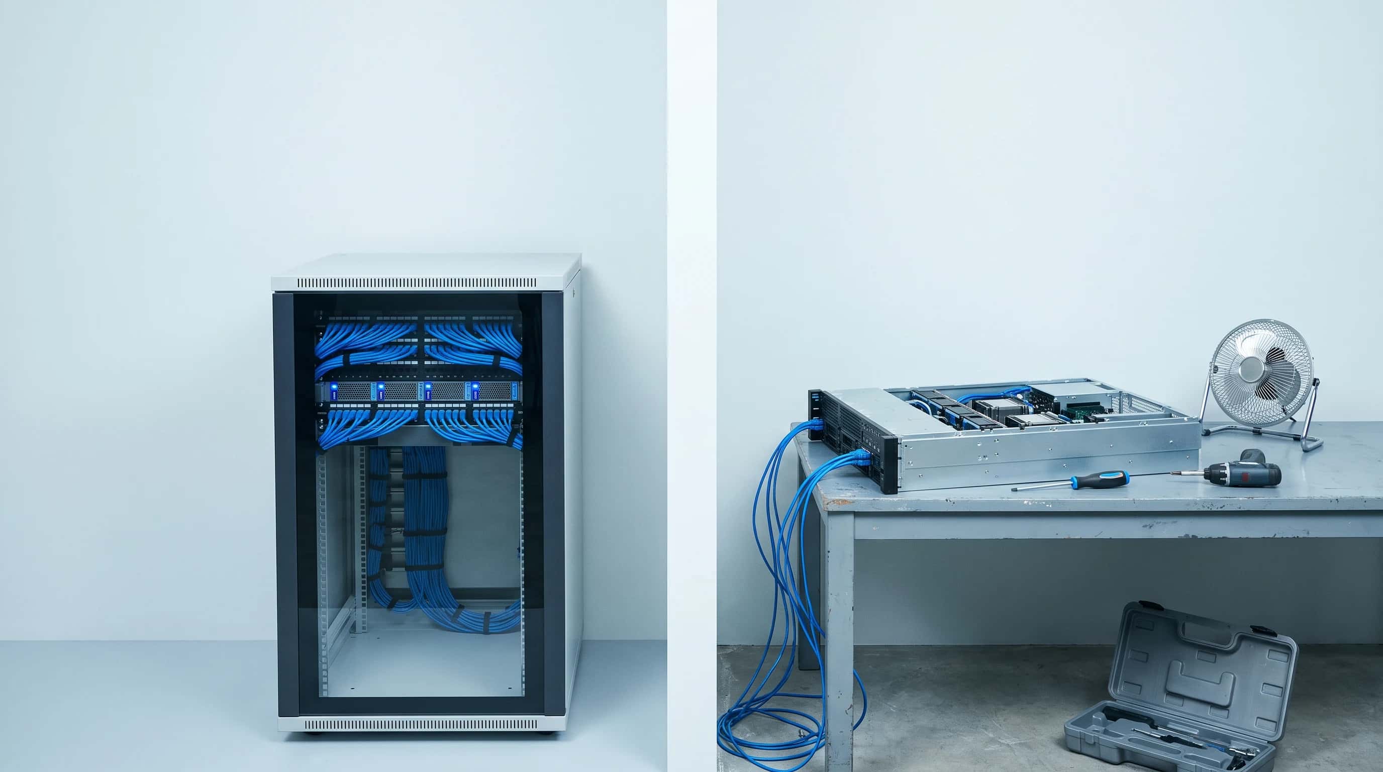 Afgesloten serverkast met strak weggewerkte blauwe bekabeling naast een opengeschroefd serverchassis met gereedschap op een werkbank — managed hosting tegenover zelfbeheer