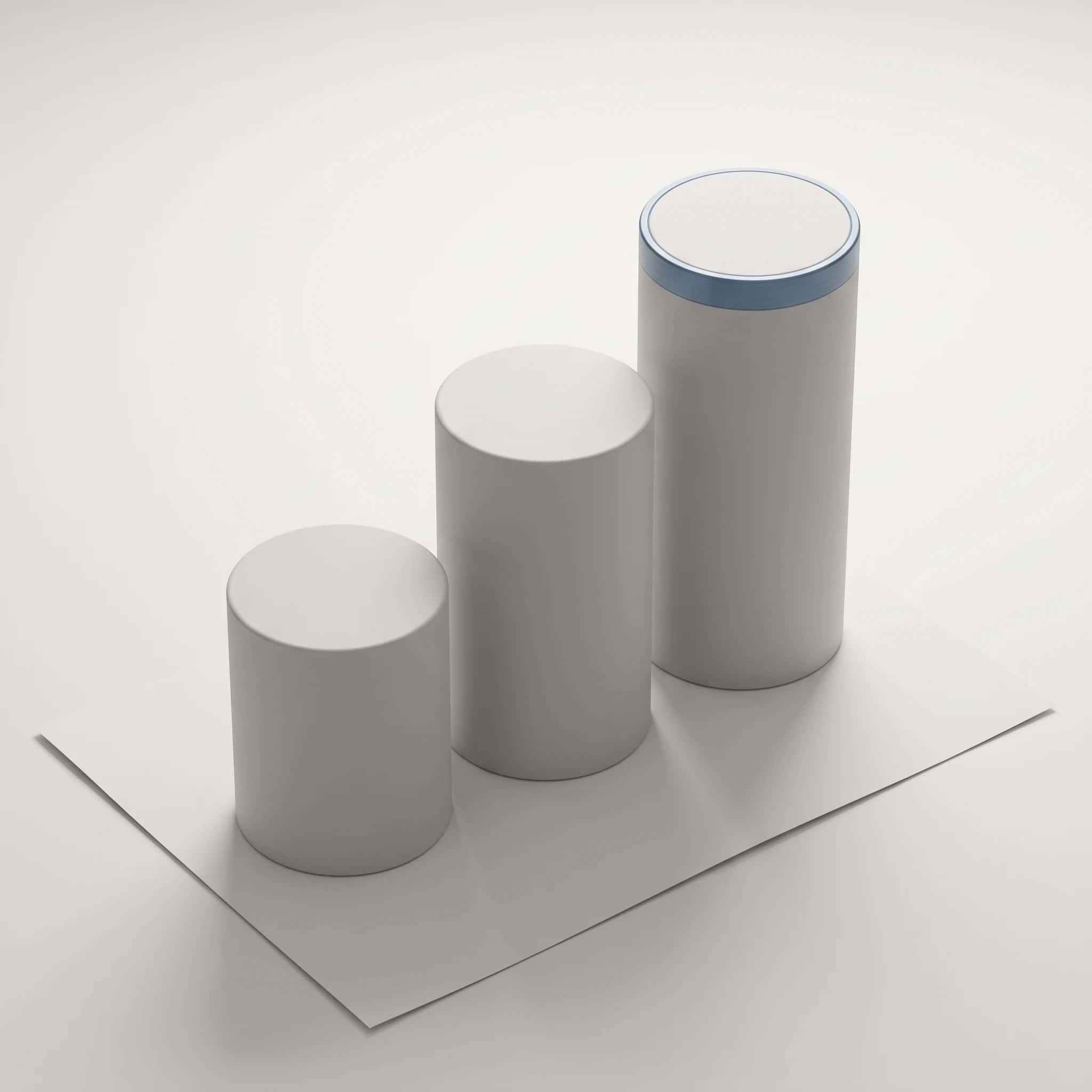 Render van drie matwitte cilinders van oplopende hoogte op een vel papier, de hoogste met een blauwe ring