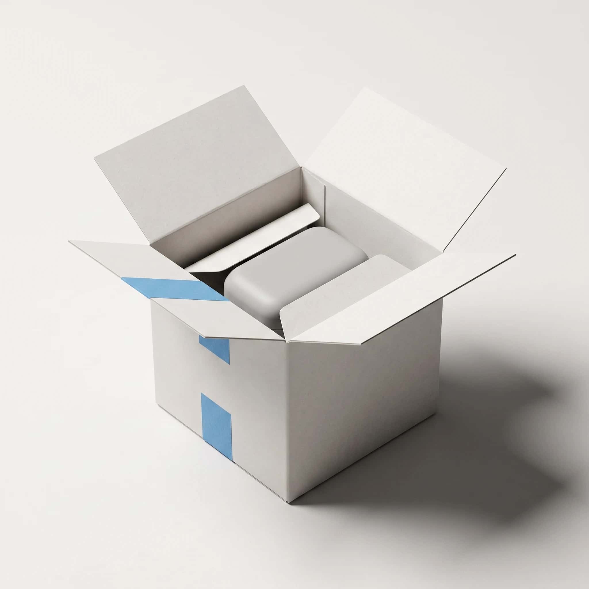 Render van een opengevouwen kartonnen verzenddoos met blauwe tape, met een mat apparaat erin