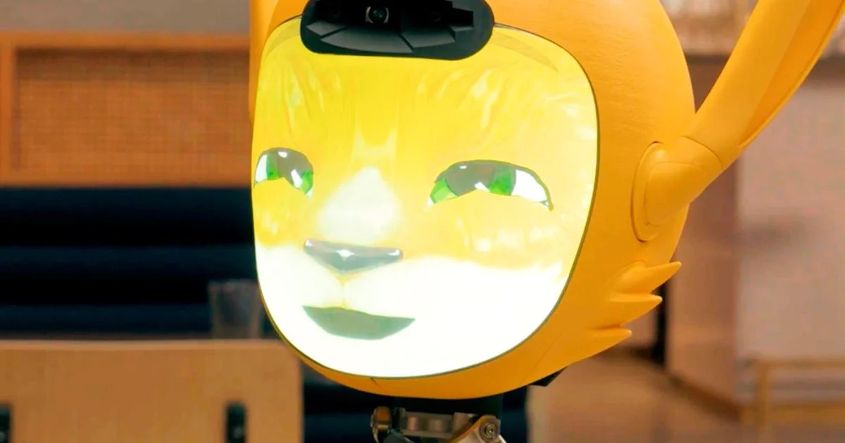 Vriendelijke oranje Mirokai-robot met digitaal gezicht, symbool voor agentic AI en autonome digitale medewerkers die taken zelfstandig uitvoeren