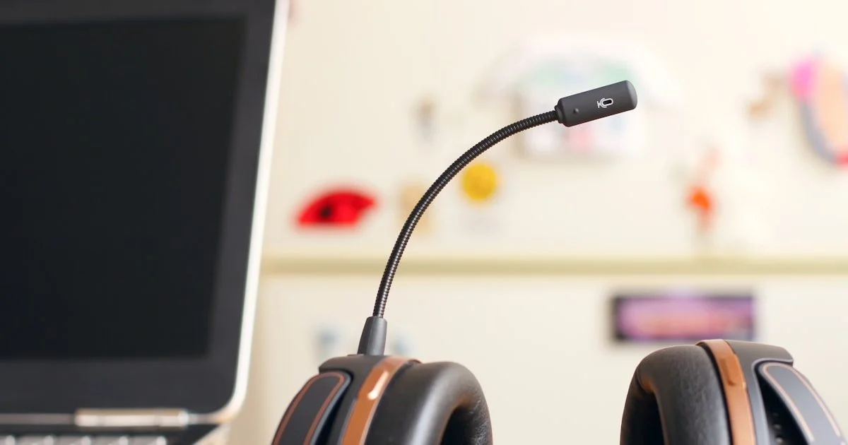 Professionele headset naast laptop met AI-chatinterface — slimme AI-klantenservice voor MKB-bedrijven