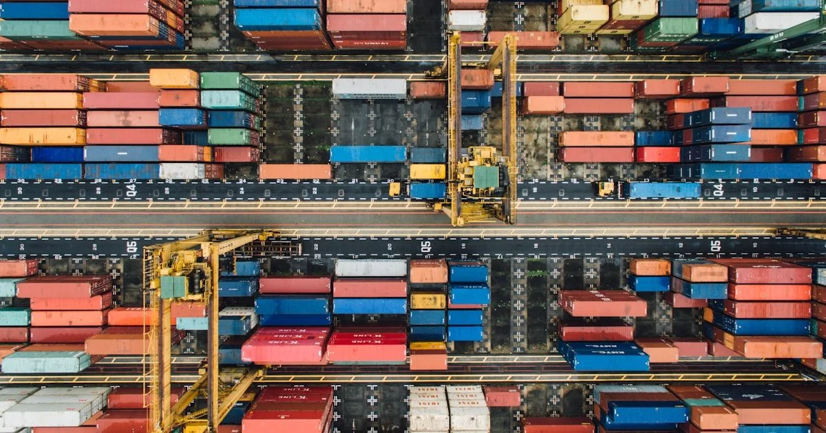 Luchtfoto van kleurrijke zeecontainers op een logistiek terrein in Singapore, symbool voor AI-gedreven supply chain en logistieke optimalisatie