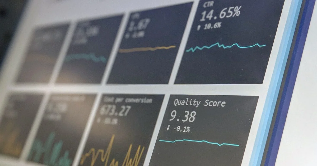 Data-dashboard met grafieken en analytics op beeldscherm, symbool voor het berekenen van AI ROI en verwachte rendementen