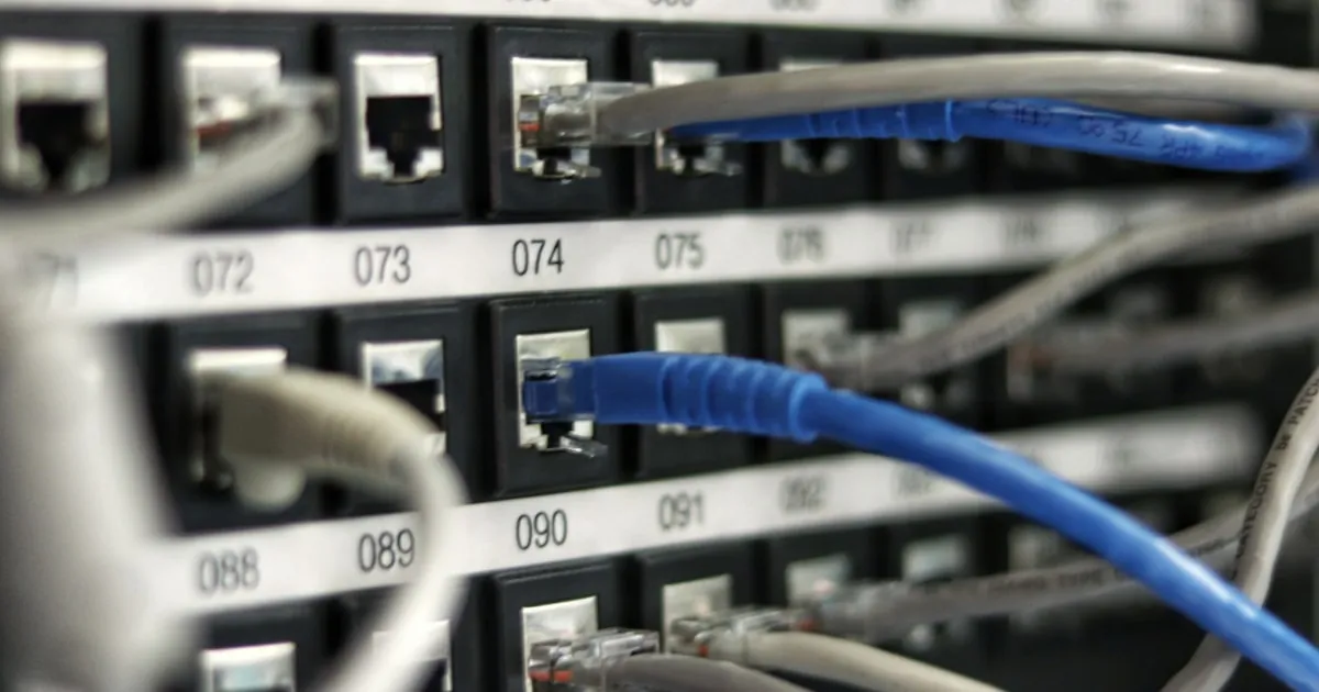 Server rack met backup-systemen en disaster recovery iconen voor MKB bedrijfscontinuiteit