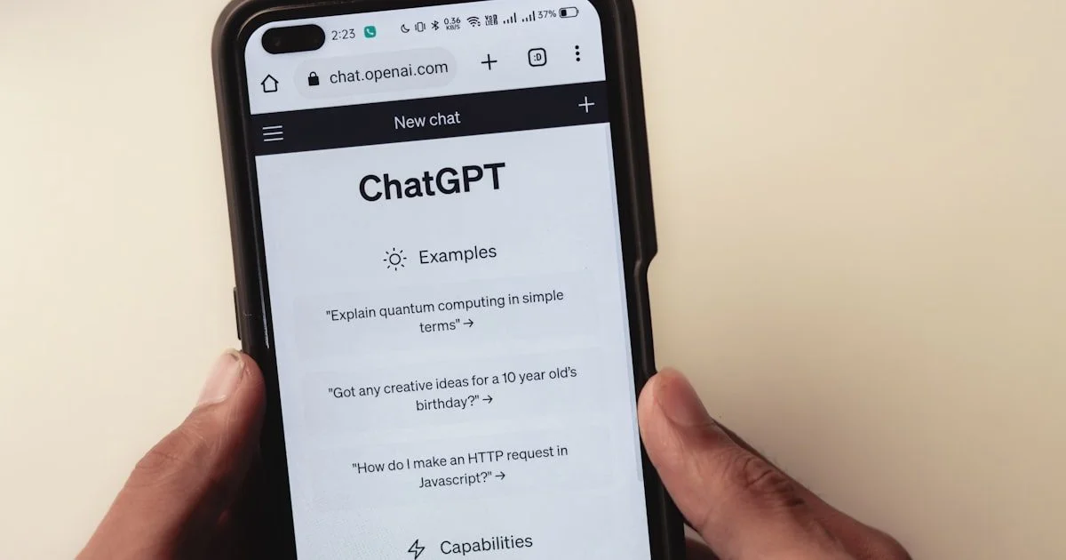 Smartphone met ChatGPT-chatbot interface als voorbeeld van een AI-chatbot die waarde levert
