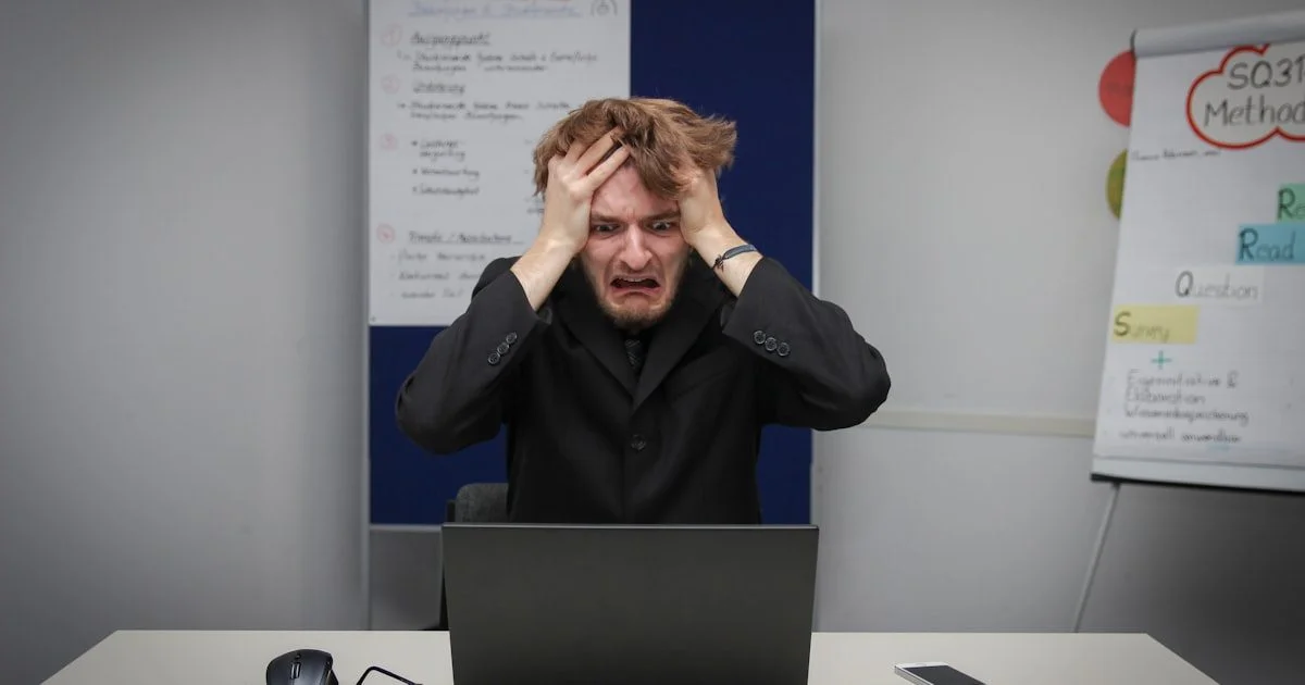 Man achter een laptop op kantoor als beeld voor de risicos van ChatGPT-gebruik op de werkvloer