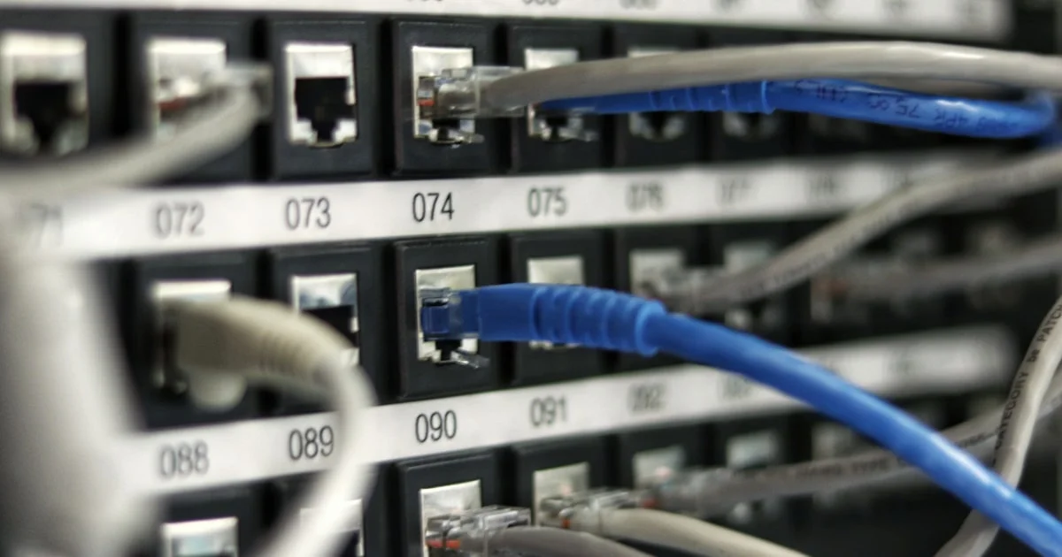 Serverruimte met netwerkkabels en data center infrastructuur voor cloud migratie