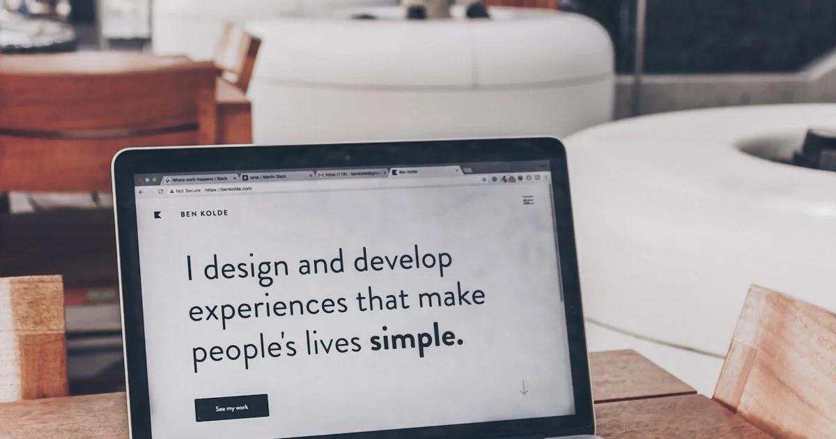 Twee industriele deuren naast elkaar — technische keuze tussen CMS-systemen WordPress en headless oplossingen