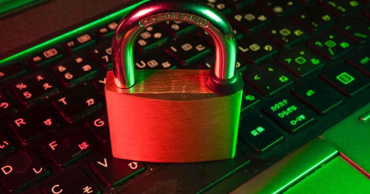Digitaal slot en cybersecurity schild voor bescherming tegen cyberdreigingen