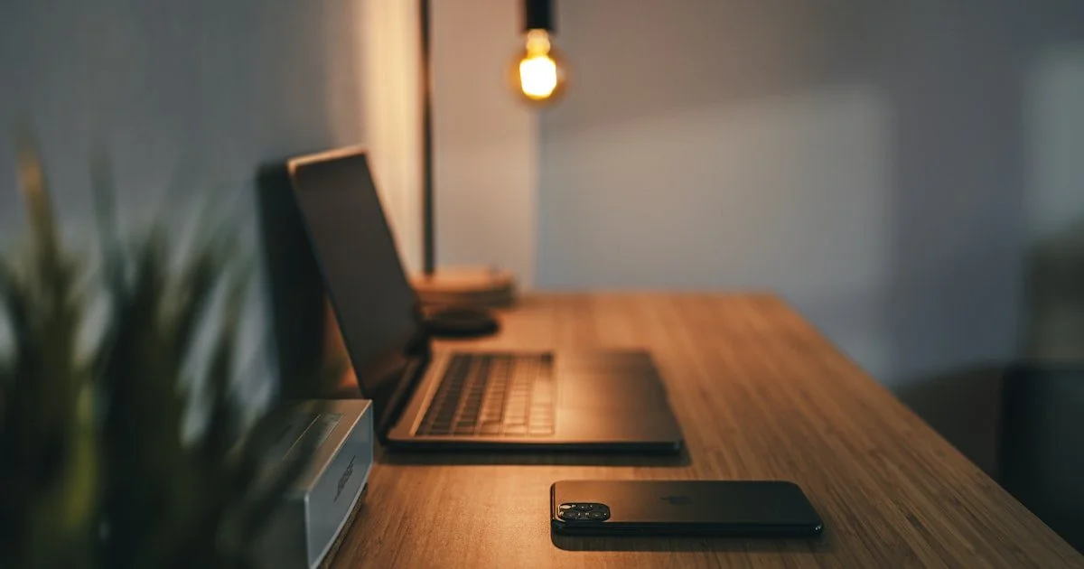 Stijlvolle thuiswerkplek met laptop, monitor en notitieboek — optimale digitale werkplek voor hybride werken bij MKB