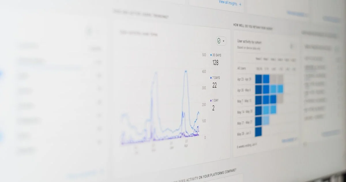 Grote Europese markt met kleurrijke kraampjes — e-commerce ecosysteem en SEO strategie voor webshops