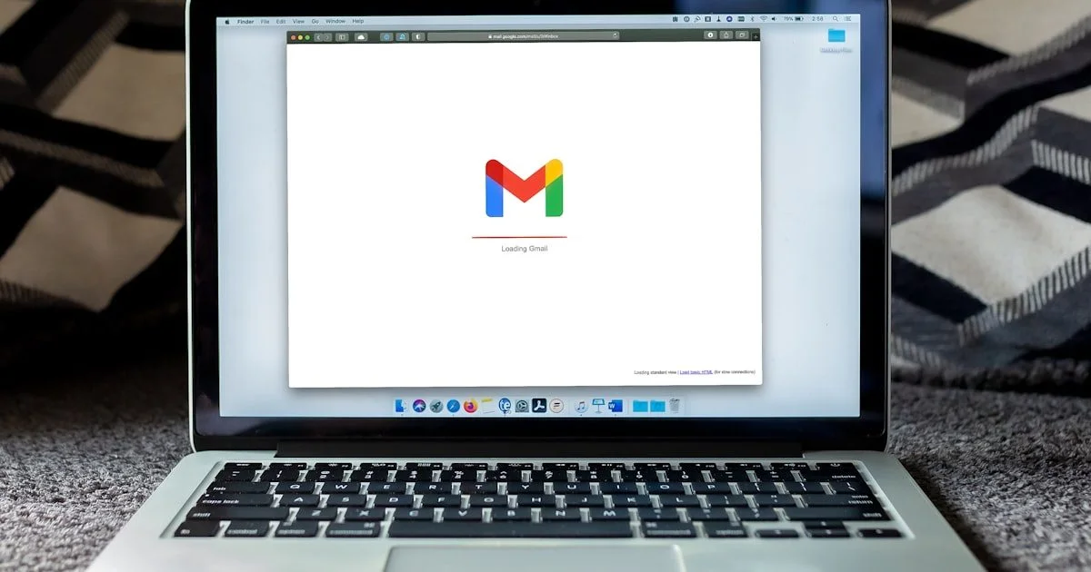Laptop met geopende inbox en dashboard — automatische email-naar-ERP koppeling voor gestroomlijnde boekhouding