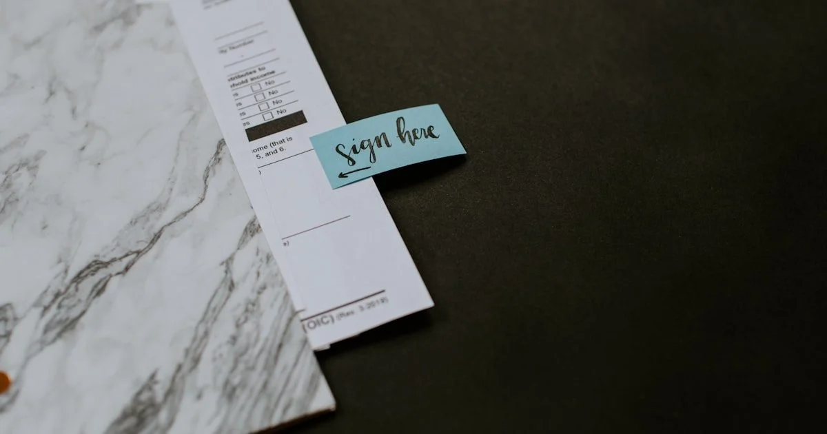 Financiële documenten met rekenmachine voor facturatie en cashflow-beheer