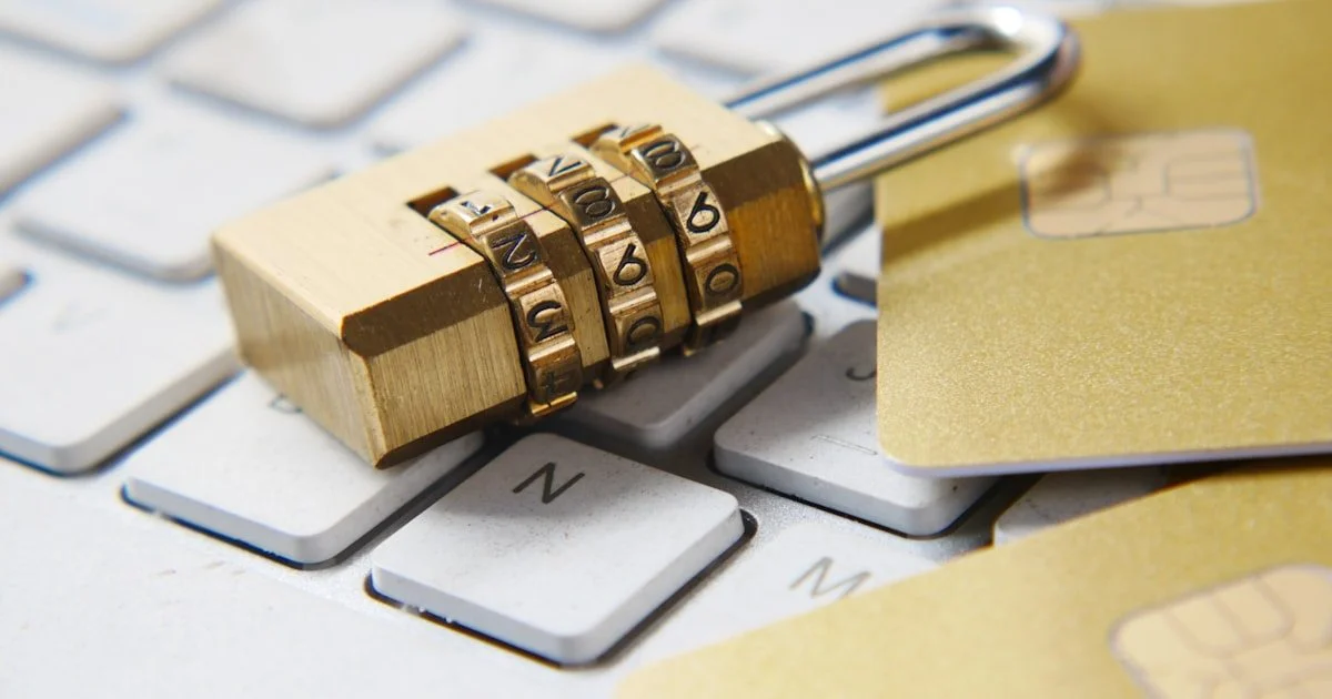 Gouden hangslot op een computertoetsenbord als symbool voor GDPR-databescherming en privacycompliance