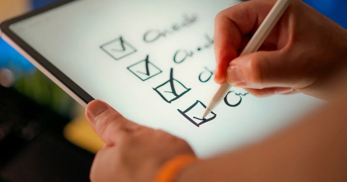 Digitale checklist op tablet met stylus voor het afvinken van goedkeuringstaken