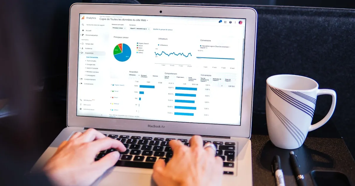 Google-zoekresultaten op een smartphone met zichtbare rankingposities