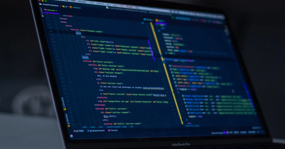 Netwerkkabels aangesloten op server rack — symbool voor headless commerce architectuur en API-gebaseerde e-commerce systemen