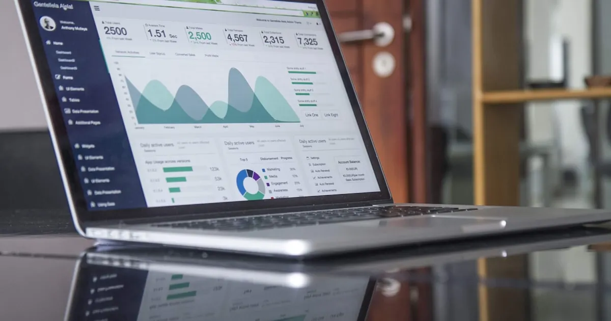 Dashboard met landing page conversiestatistieken en A/B test resultaten op laptopscherm