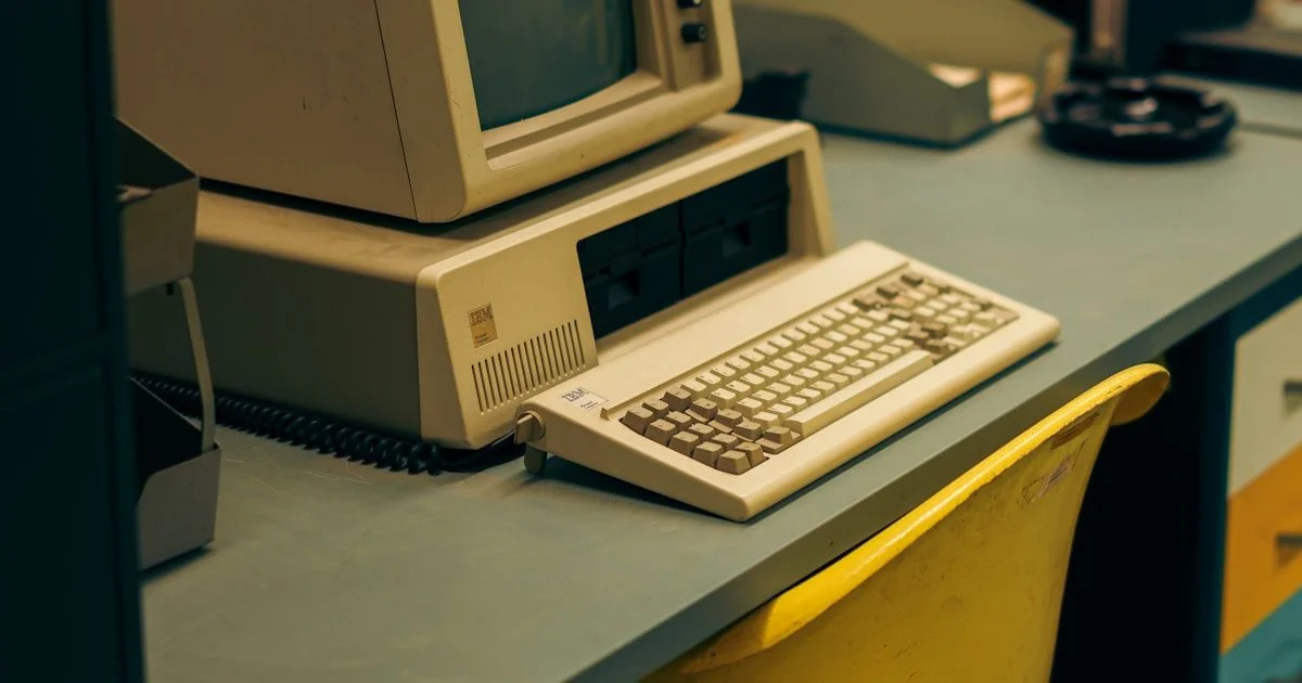 Oude computer op een bureau — van legacy software naar AI-ready systemen en technologie-modernisering