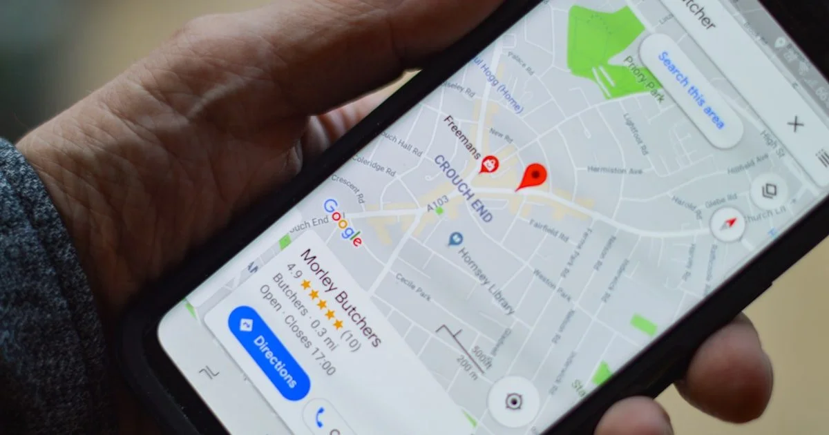 Smartphone met Google Maps navigatie en lokale bedrijfsresultaten — lokale SEO en hoger scoren in Google Maps voor MKB