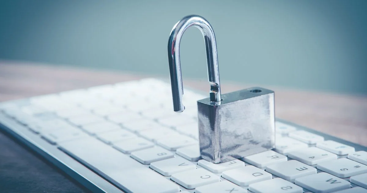 Hangslot op een computertoetsenbord als symbool voor veilig werken met AI en bescherming tegen datalekken