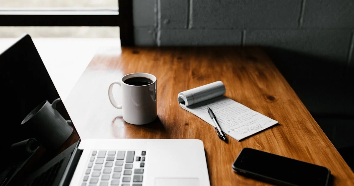 Moderne werkplek met Microsoft 365 interface op beeldscherm — representatie van AI-gestuurde productiviteitstools voor het MKB