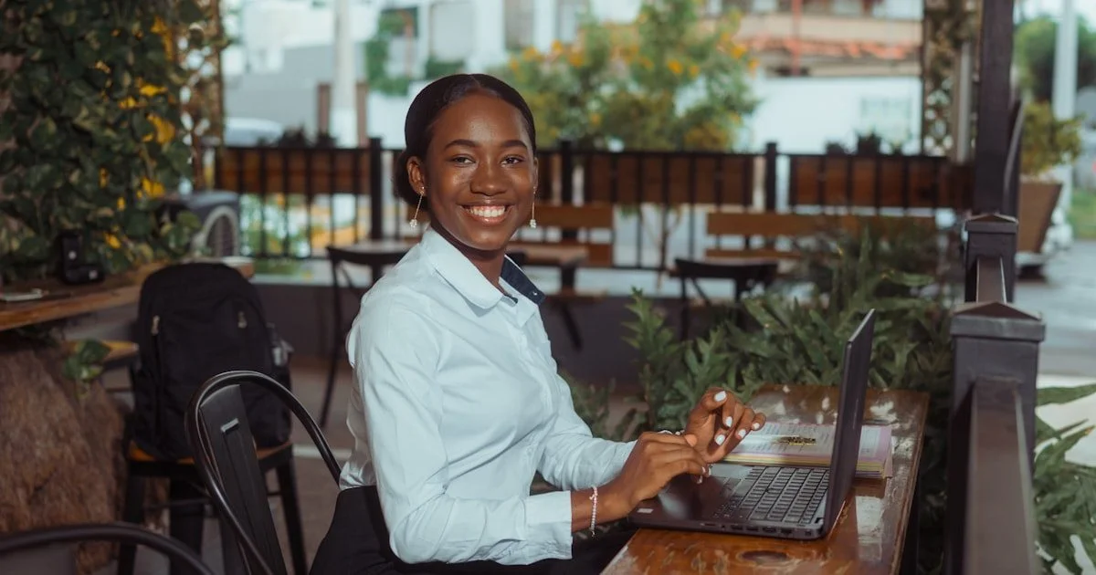 Onderneemster werkt op een laptop in een cafe als beeld voor kleine bedrijven die profiteren van AI-technologie