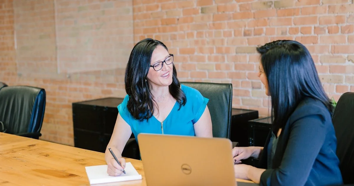 Twee collega's in een onboarding gesprek op kantoor voor het inwerken van nieuwe medewerkers