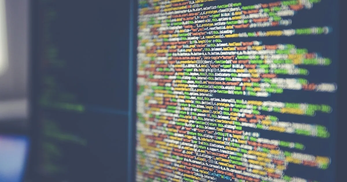 Kleurrijke softwarecode op een computerscherm als symbool voor open-source AI-modellen en ontwikkeling