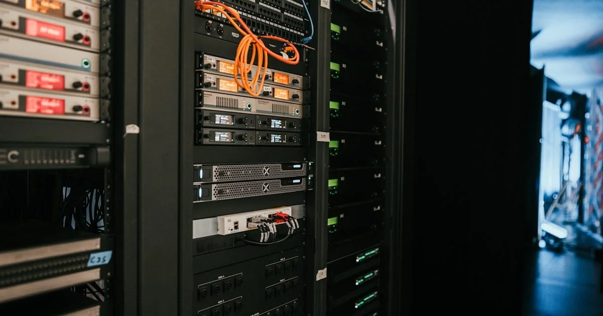 Serverrack in een serverruimte als symbool voor een eigen private AI-omgeving en dedicated infrastructuur