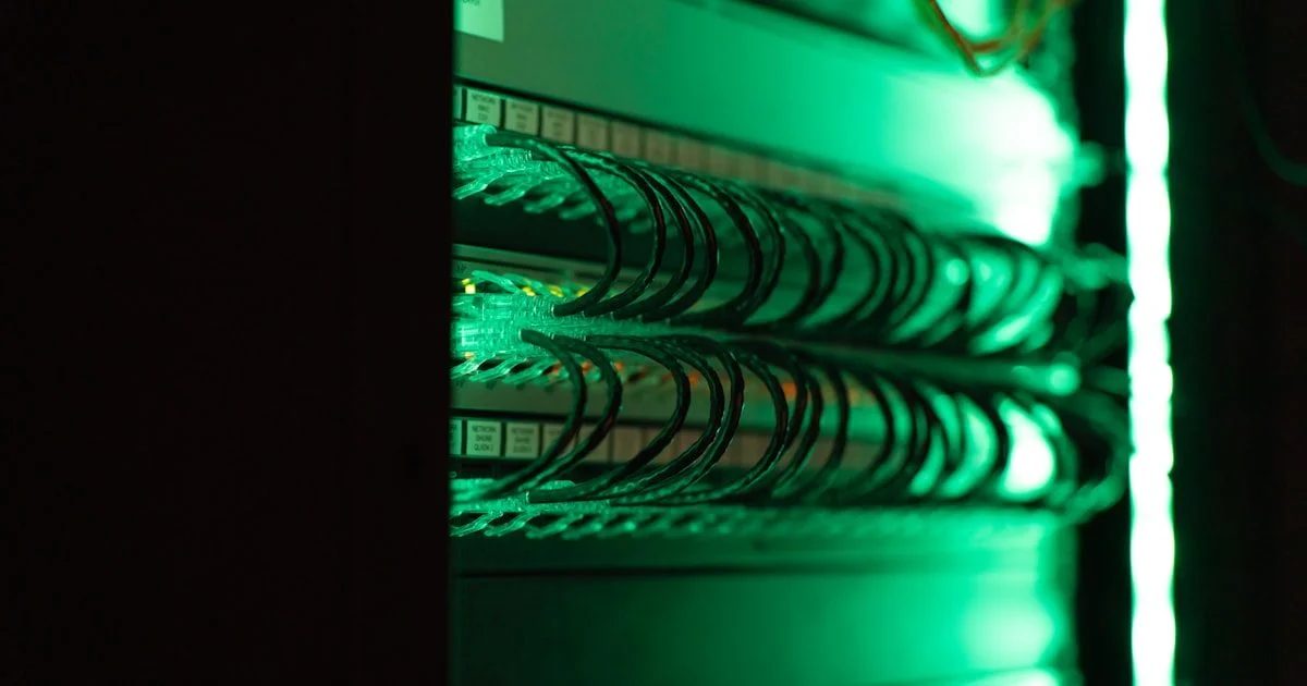 Close-up van servers in een serverruimte als symbool voor een eigen private AI-infrastructuur voor het MKB