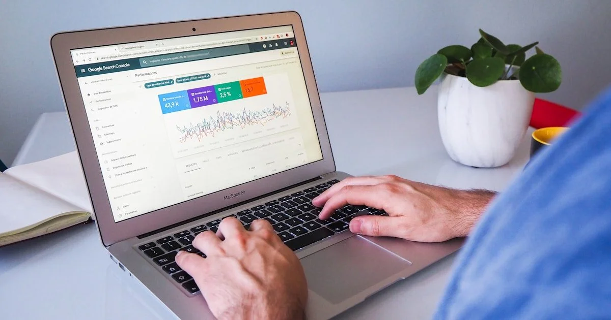 Laptop met Google Search Console data en SEO-statistieken op scherm — weergave van zoekmachineoptimalisatie en SEO-kosten voor MKB