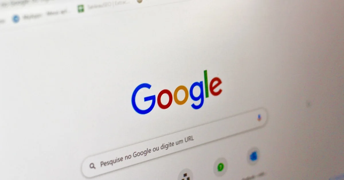 Twee vergelijkbare deuren naast elkaar — de keuze tussen SEO en Google Ads voor MKB-ondernemers