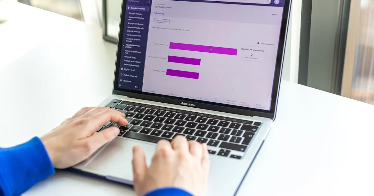 Laptop met e-commerce webshop dashboard open op bureau — vergelijking van Shopify en WooCommerce platformen voor Nederlandse webshops