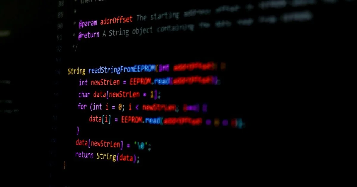 Programmacode op een donker computerscherm met syntax highlighting — technische SEO en website-optimalisatie op codeniveau