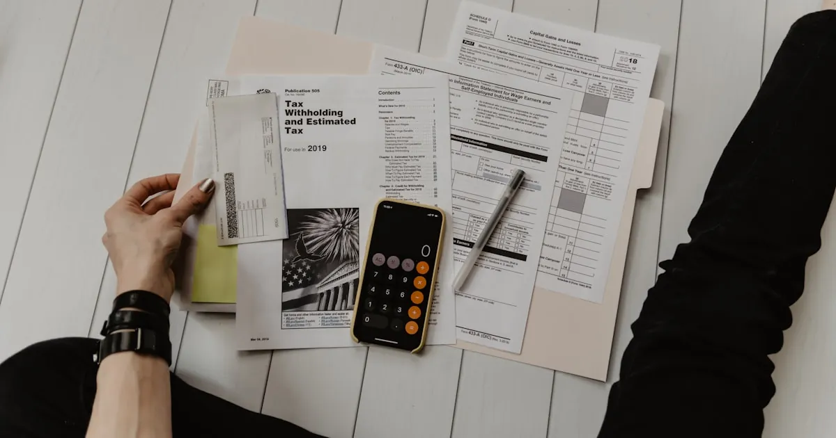 Zakelijke professionals bespreken contracten en documenten tijdens leveranciersselectie
