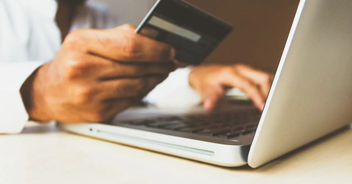 Online checkout scherm met winkelwagen en betaalgegevens voor conversie optimalisatie