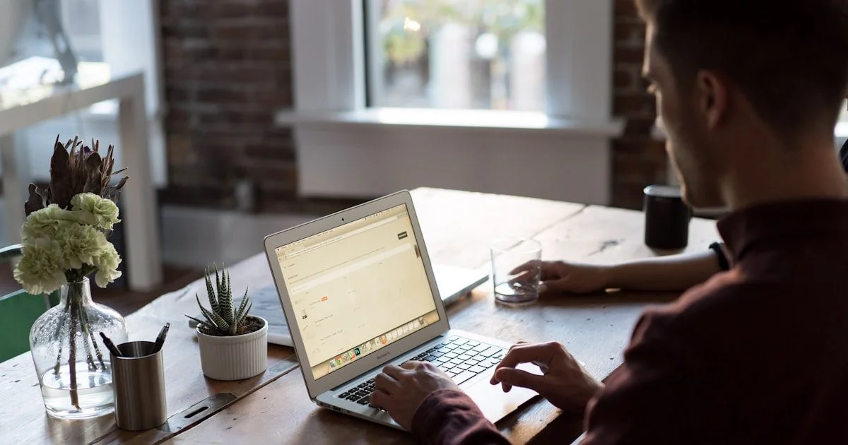 Professional werkt op laptop aan boekhouding en financiele administratie op kantoor