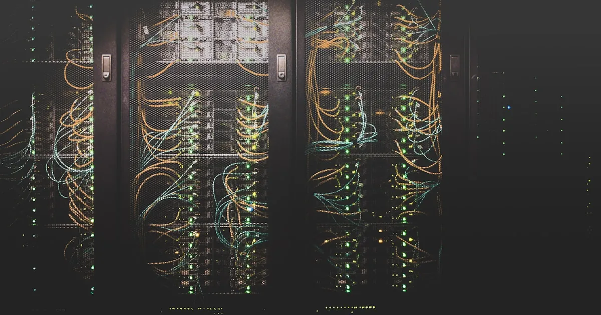 Serverruimte met blauwe verlichting als symbool voor data-opslag en backup infrastructuur