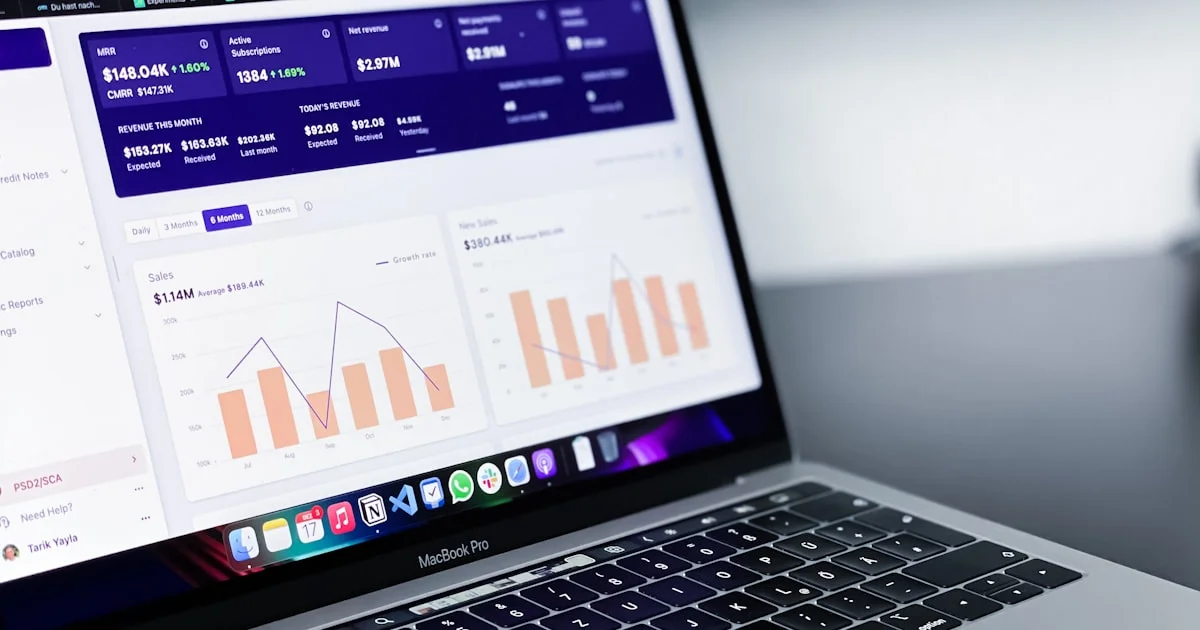 Laptop scherm met grafieken en performance analytics dashboard — conversie optimalisatie en leadgeneratie meetbaar maken