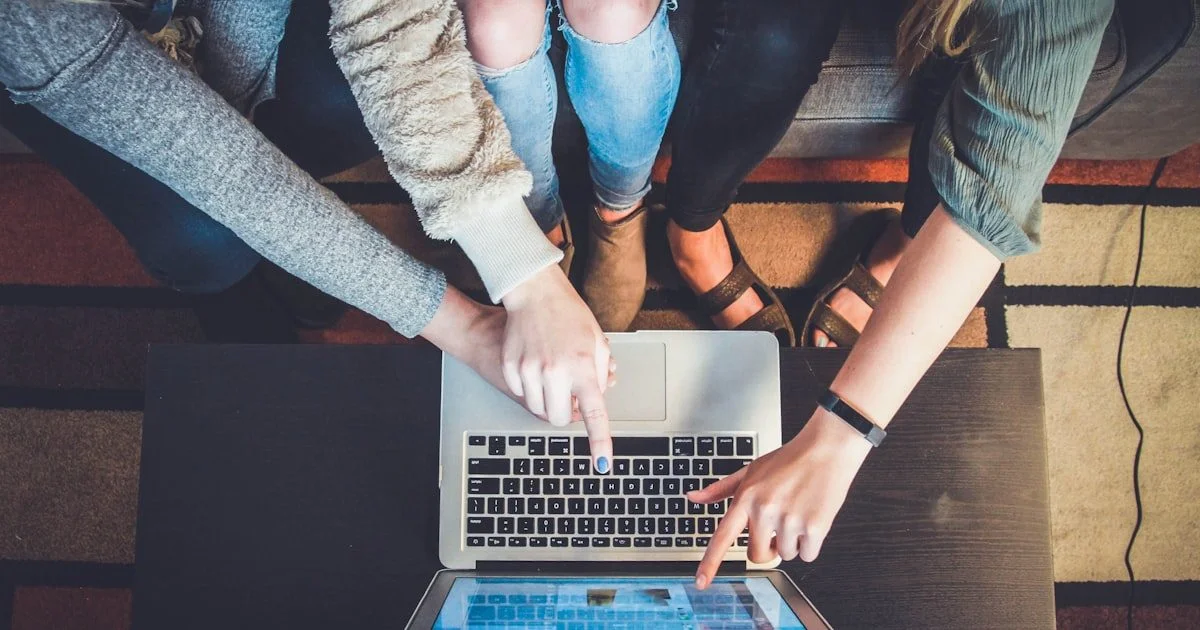Twee Nederlandse voordeuren naast elkaar — de keuze tussen een webbureau, freelancer of zelf een website maken