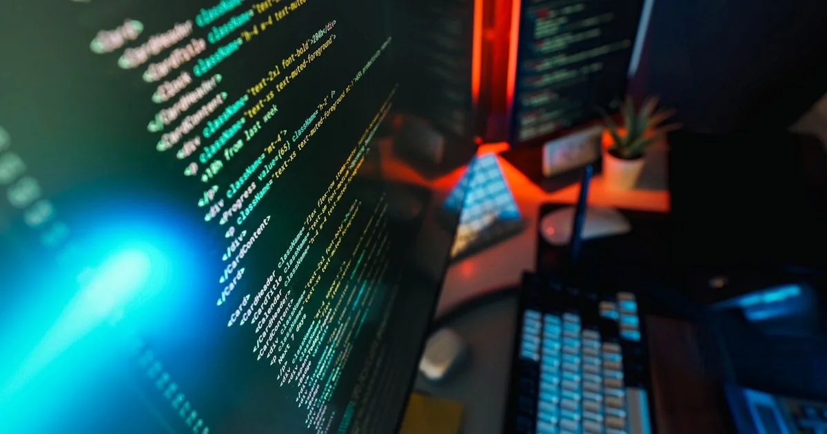 Computerschermen met kleurrijke programmacode en neonverlichting — vergelijking van WordPress en Next.js webtechnologieën voor MKB